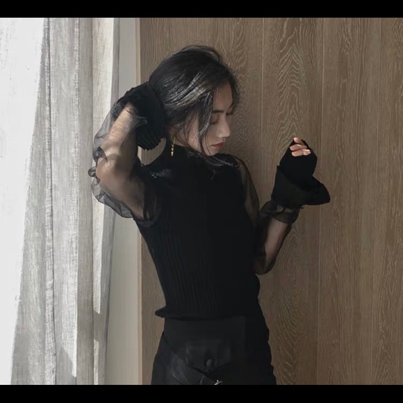 Black top with lace sleeves - Picture 4 of 8